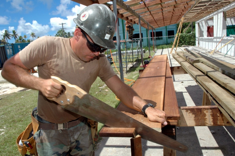 charpentier-OLLIERES-min_worker_construction_building_carpenter_male_job_build_helmet-893290